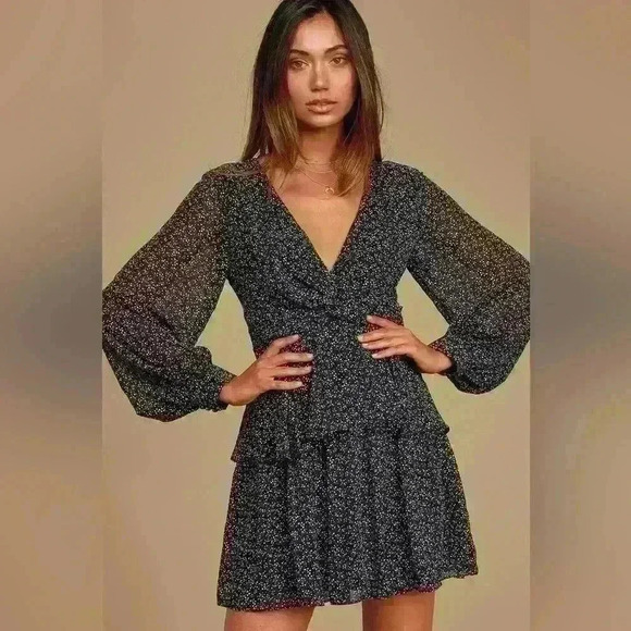 Lulu’s Black And White Floral Print
Twist-Front‎ Mini Dress Size Small - Picture 1 of 12